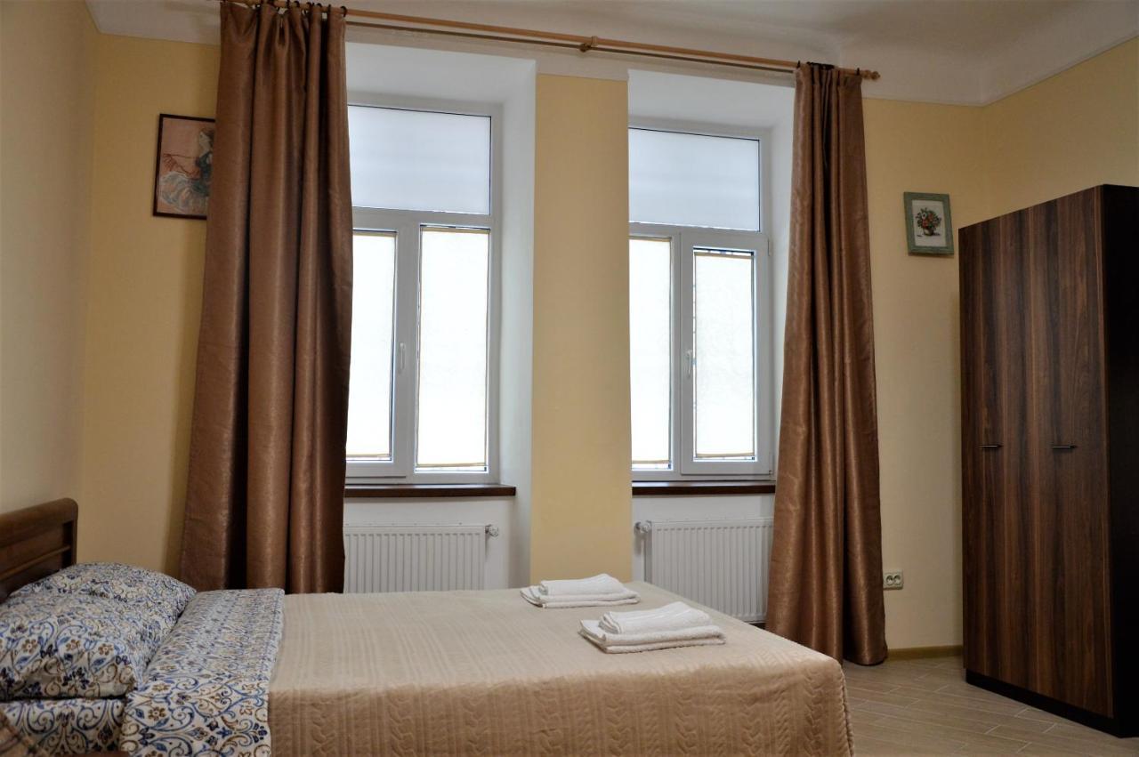 У Князя Лева Поряд Площі Ринок At Duke'S Aparment Next To Rynok Square Lviv Exterior foto